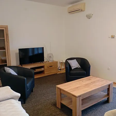 Cozy With 3 Bedrooms דירה *